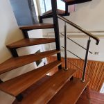 Scara pe structura din metal montata in Rusi-Munti