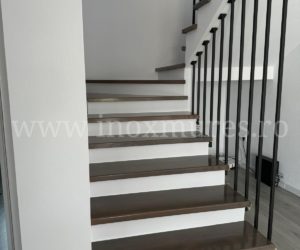 Trepte din lemn masiv cu balustrada si riflaj din fier Rusii Munti Mai 2026
