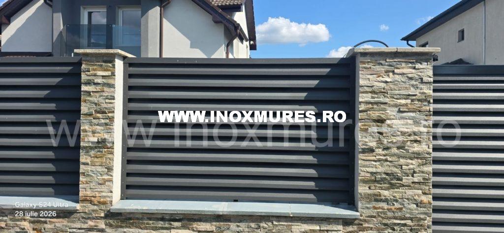 Gard cu sipca metalică tip jaluzea