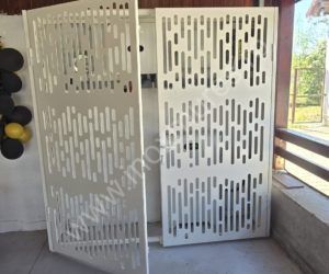 Structură decorativă de mascare din metal, realizată prin debitare CNC