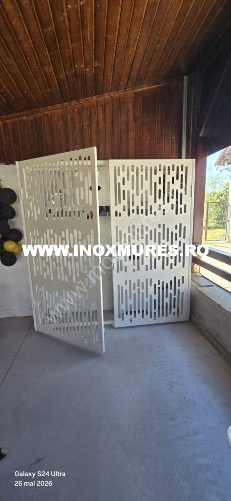Structură decorativă de mascare din metal, realizată prin debitare CNC