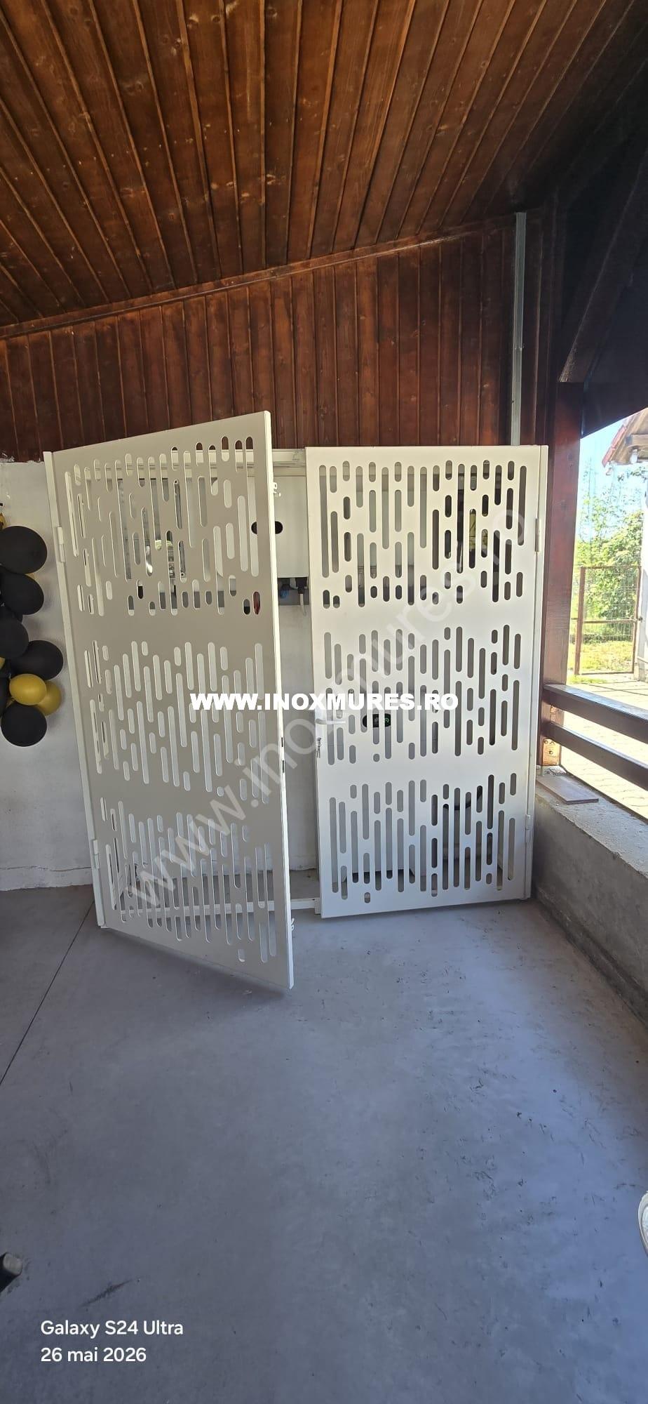 Structură decorativă de mascare din metal, realizată prin debitare CNC